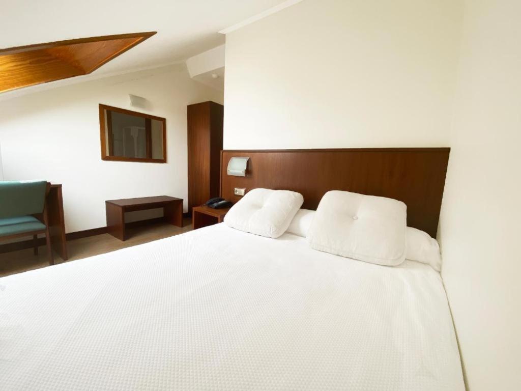 Hotel Entrerobles Sabaris Buitenkant foto